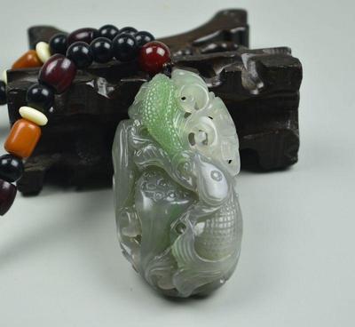 连年有余 一块天然和田玉青白玉三色手把件的形、色、意之美